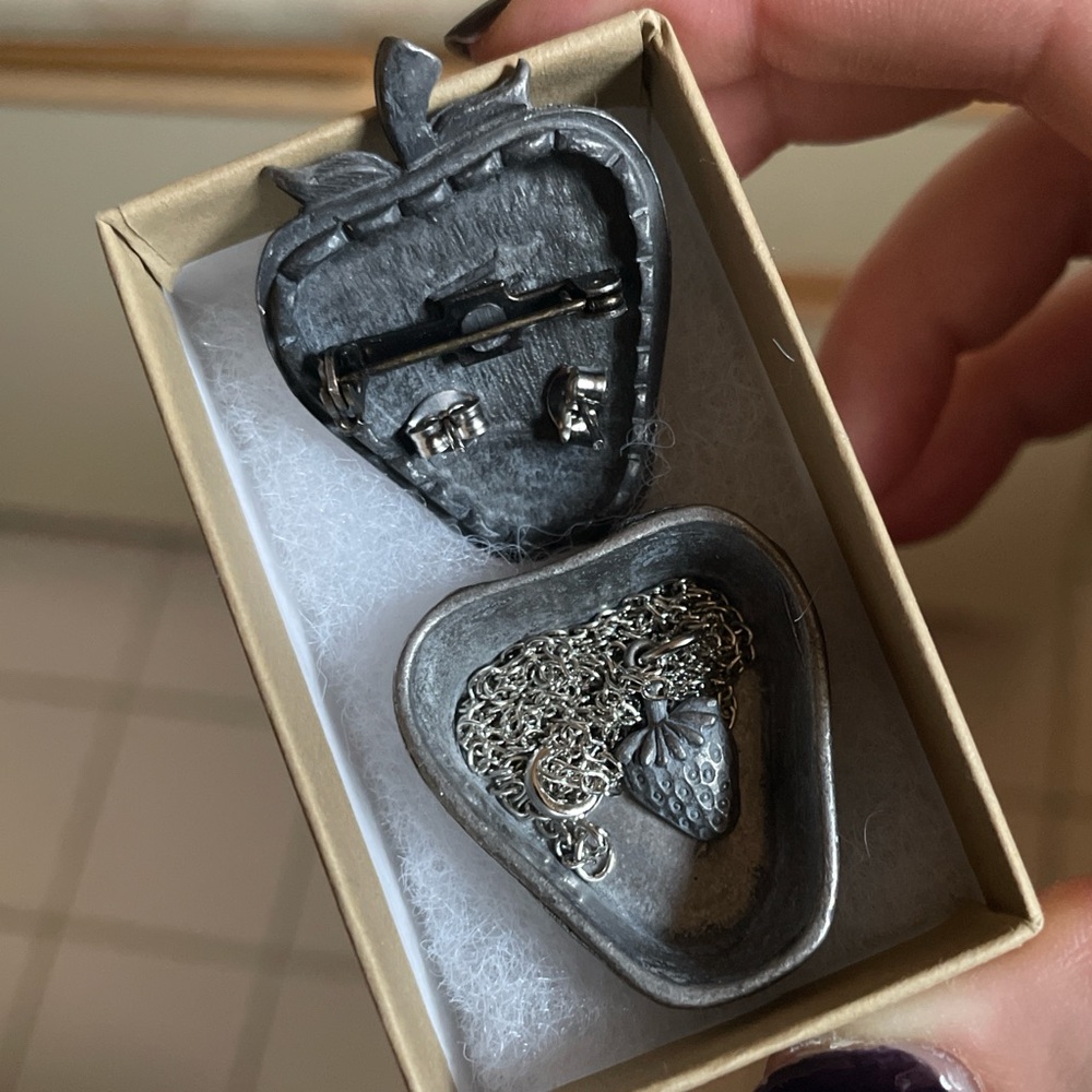 Strawberry-Shaped Pewter Trinket Box Vintage Torino Jewelry Set - Silver Tone - Picture 3 of 3